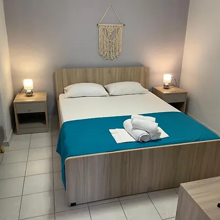 アパート Theodora