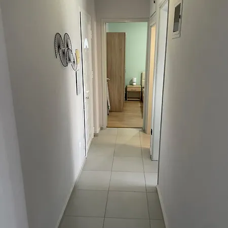 アパート Theodora