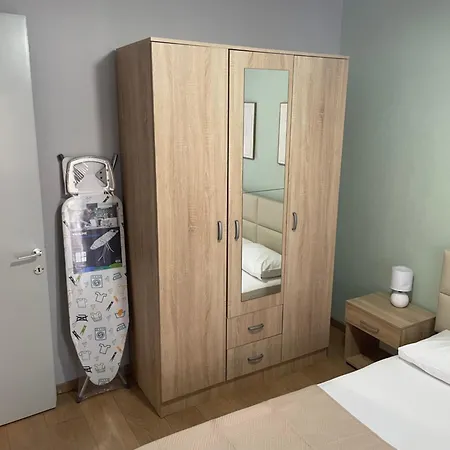 Theodora アパート フロギタ